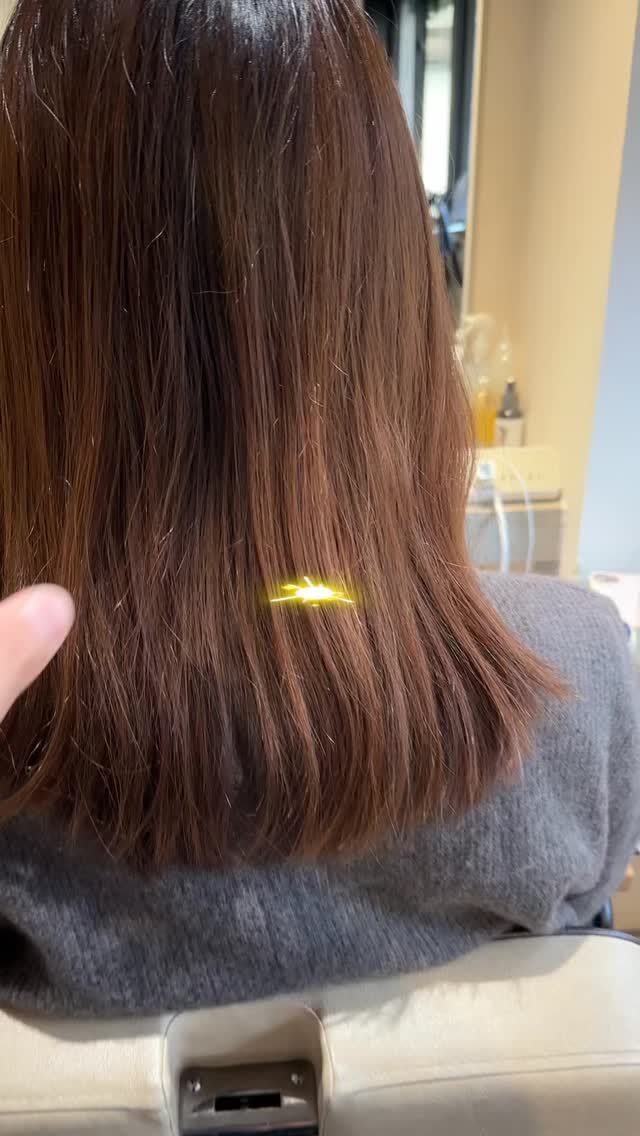 「縮毛矯正したいけど、不自然になるのが嫌で…」  そう言われることが多いです。  ・ピンとしすぎる
・動きがなくなる
・顔まわりが馴染まない
・伸びてきた時に違和感が出る  縮毛矯正って
ただ真っ直ぐにすればいいわけではありません。  僕が大切にしているのは  「伸ばす」ではなく
「整える」という考え方。  ・伸ばすところ
・少し丸みを残すところ
・動きを残すところ  全部をコントロールしています。  さらに  カットと連動させて
シルエットを作っています。  だから  ・横に広がらない
・毛先が自然に収まる
・柔らかい質感になる
・伸びても違和感が出にくい  そんな仕上がりになります。  「これ、縮毛矯正なんですね」  そう言われることも多いです。  必要な人には縮毛矯正
必要ない人には別の方法  無理にすすめることはしません。  その人にとって
一番扱いやすくなる方法を選びます。  朝のスタイリングも  乾かすだけでまとまる  そこまで設計しています。  くせ毛は
やり方で変わります。  ぜひ僕に任せてください  #縮毛矯正
#地毛風ストレート
#くせ毛改善
#髪質改善
#梅田美容室