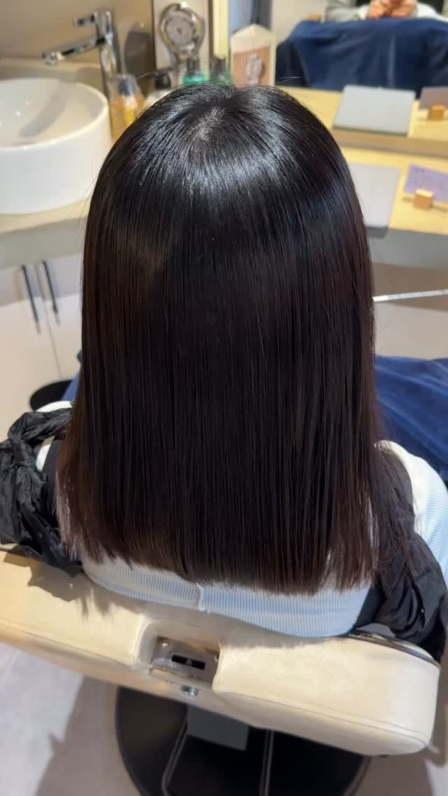 「縮毛矯正したいけど、不自然になるのが嫌で…」  そう言われることが多いです。  ・ピンとしすぎる
・動きがなくなる
・顔まわりが馴染まない
・伸びてきた時に違和感が出る  縮毛矯正って
ただ真っ直ぐにすればいいわけではありません。  僕が大切にしているのは  「伸ばす」ではなく
「整える」という考え方。  ・伸ばすところ
・少し丸みを残すところ
・動きを残すところ  全部をコントロールしています。  さらに  カットと連動させて
シルエットを作っています。  だから  ・横に広がらない
・毛先が自然に収まる
・柔らかい質感になる
・伸びても違和感が出にくい  そんな仕上がりになります。  「これ、縮毛矯正なんですね」  そう言われることも多いです。  必要な人には縮毛矯正
必要ない人には別の方法  無理にすすめることはしません。  その人にとって
一番扱いやすくなる方法を選びます。  朝のスタイリングも  乾かすだけでまとまる  そこまで設計しています。  くせ毛は
やり方で変わります。  ぜひ僕に任せてください  #縮毛矯正
#地毛風ストレート
#くせ毛改善
#髪質改善
#梅田美容室